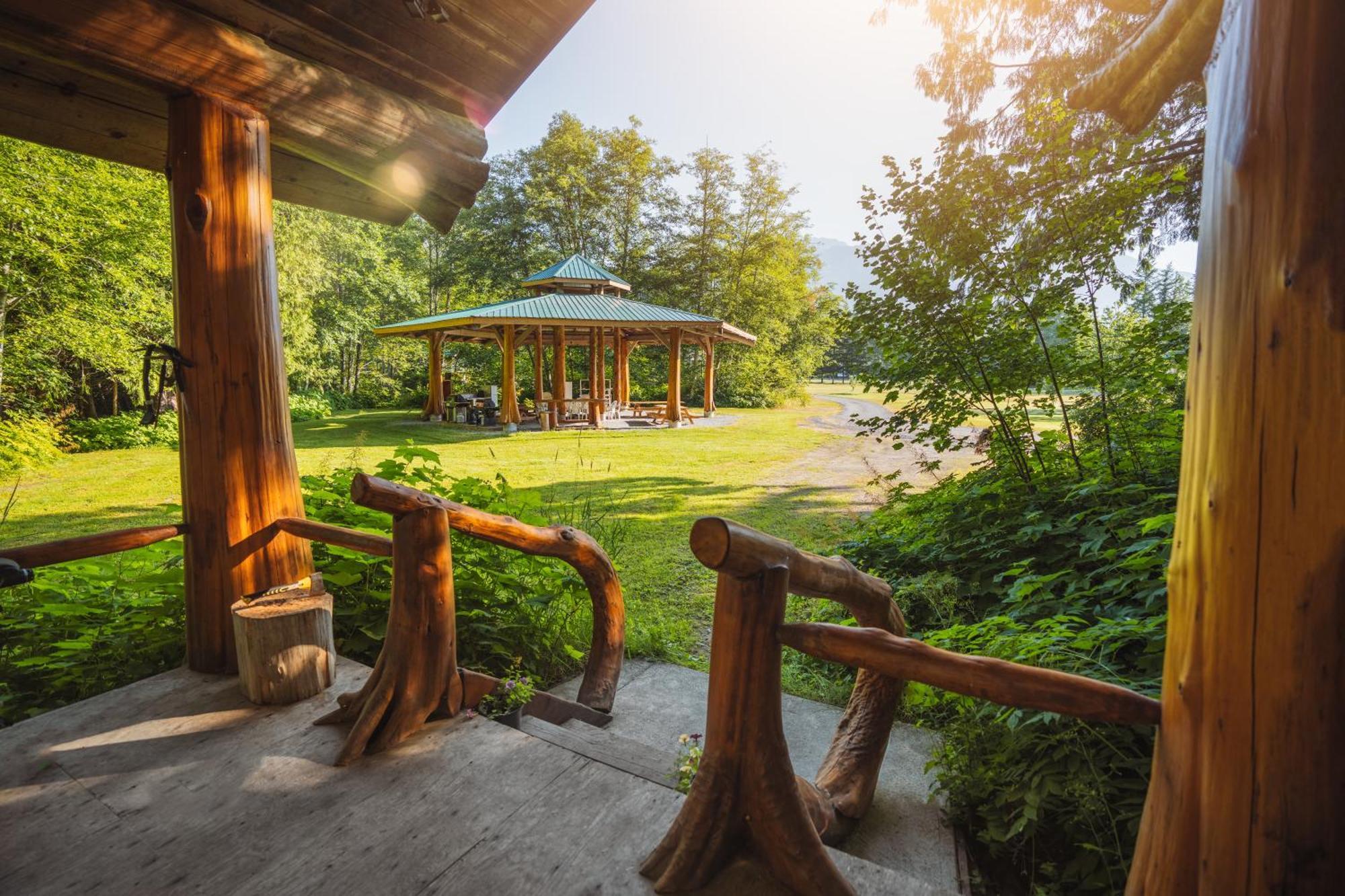 Bella Coola Grizzly Tours And Resort Hagensborg Eksteriør bilde